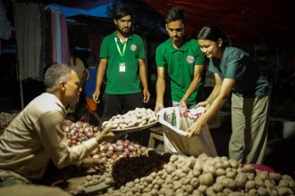 मानवसेवा  आश्रम सर्लाही शाखालाई तरकारी संकलन गर्दै  सहयोगी हातहरु